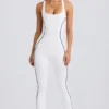 Petite Soft Active jumpsuit med öppen rygg i vitt Petite Soft Active jumpsuit med öppen rygg i vitt
