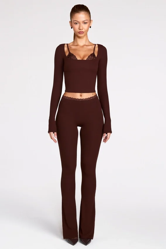 Philippa Modal Mid-Rise Flared Trousers i chokladbrunt Philippa Modal Mid-Rise Flared Trousers i chokladbrunt