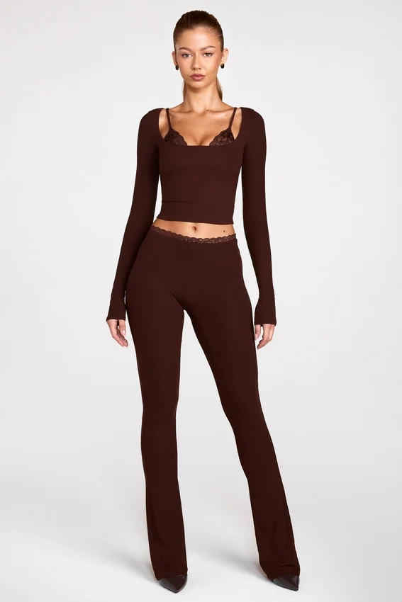 Philippa Modal Mid-Rise Flared Trousers i chokladbrunt Philippa Modal Mid-Rise Flared Trousers i chokladbrunt