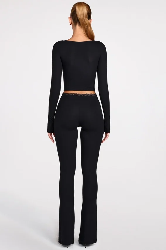 Philippa Modal Mid-Rise Flared Trousers i svart Philippa Modal Mid-Rise Flared Trousers i svart