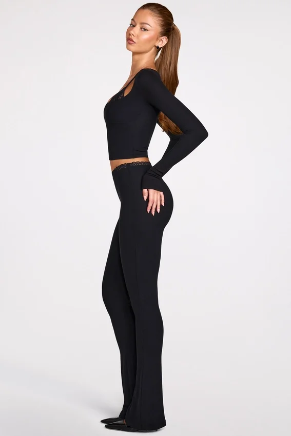 Philippa Modal Mid-Rise Flared Trousers i svart Philippa Modal Mid-Rise Flared Trousers i svart