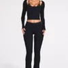 Philippa Modal Mid-Rise Flared Trousers i svart Philippa Modal Mid-Rise Flared Trousers i svart