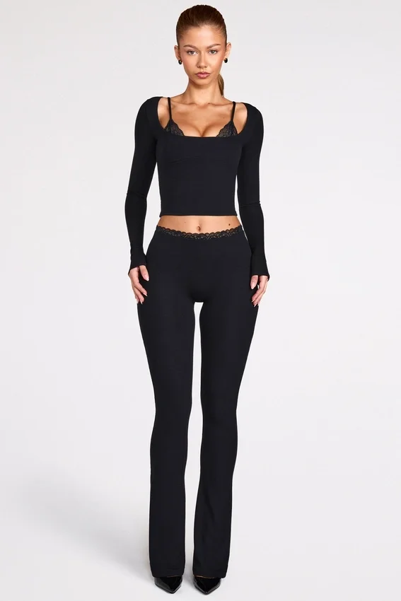 Philippa Modal Mid-Rise Flared Trousers i svart Philippa Modal Mid-Rise Flared Trousers i svart