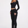 Philippa Modal Mid-Rise Flared Trousers i svart Philippa Modal Mid-Rise Flared Trousers i svart