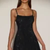 Philomena Embellished Soft-Scoop Backless Fitted Miniklänning i svart Philomena Embellished Soft-Scoop Backless Fitted Miniklänning i svart