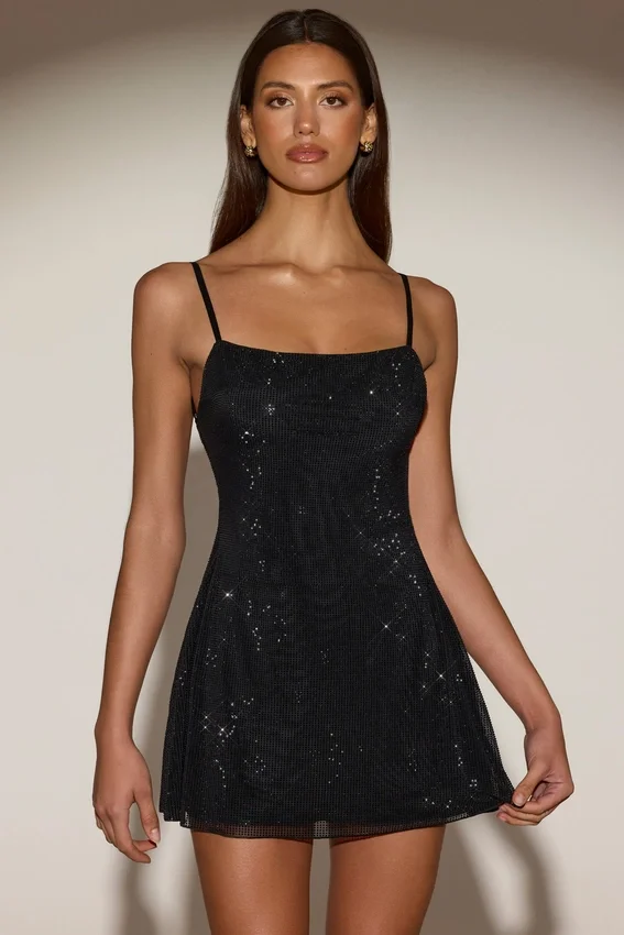 Philomena Embellished Soft-Scoop Backless Fitted Miniklänning i svart Philomena Embellished Soft-Scoop Backless Fitted Miniklänning i svart