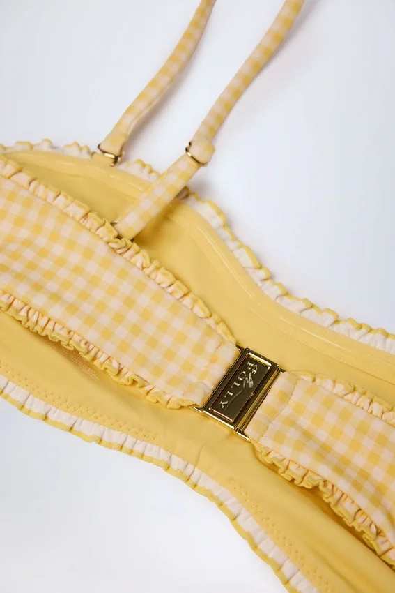 Portbou bandeau-bikinitopp med volanger i gul rutig tyg Portbou bandeau-bikinitopp med volanger i gul rutig tyg
