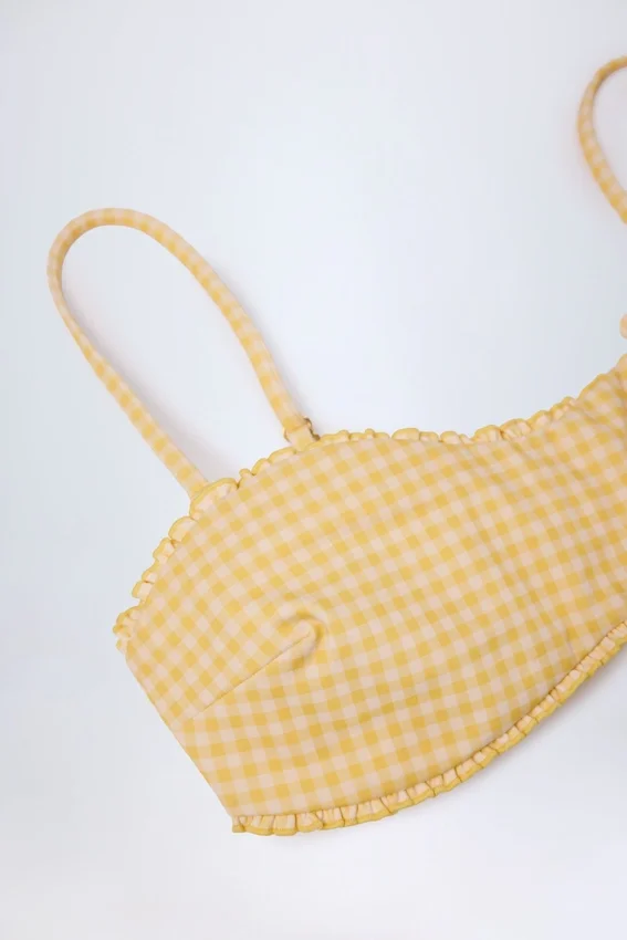Portbou bandeau-bikinitopp med volanger i gul rutig tyg Portbou bandeau-bikinitopp med volanger i gul rutig tyg