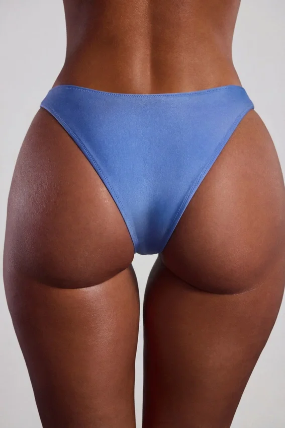 Praslin bandeau-bikinitopp med pärlbroderi i puderblått Praslin bandeau-bikinitopp med pärlbroderi i puderblått