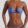 Praslin bandeau-bikinitopp med pärlbroderi i puderblått Praslin bandeau-bikinitopp med pärlbroderi i puderblått