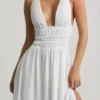 Pryana Plunge Cross-Back maxiklänning i vitt Pryana Plunge Cross-Back maxiklänning i vitt