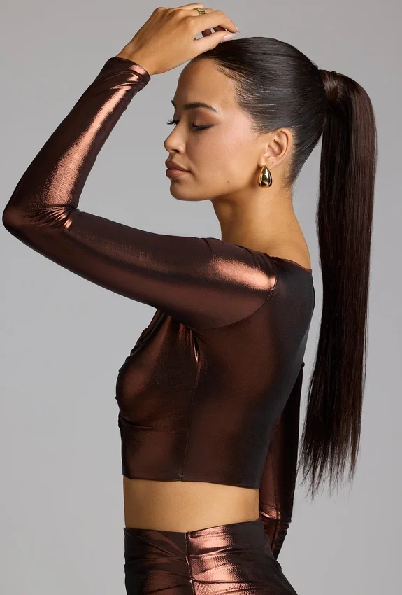 Rana crop top i metalliskt jersey med djup urringning i kopparbrons Rana crop top i metalliskt jersey med djup urringning i kopparbrons