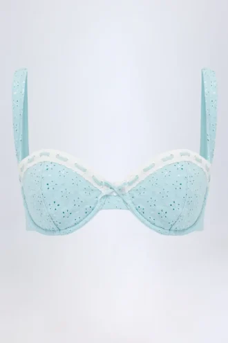 Ravello bikinitopp med bygel och balconette-modell i broderie anglaise i puderblått Ravello bikinitopp med bygel och balconette-modell i broderie anglaise i puderblått