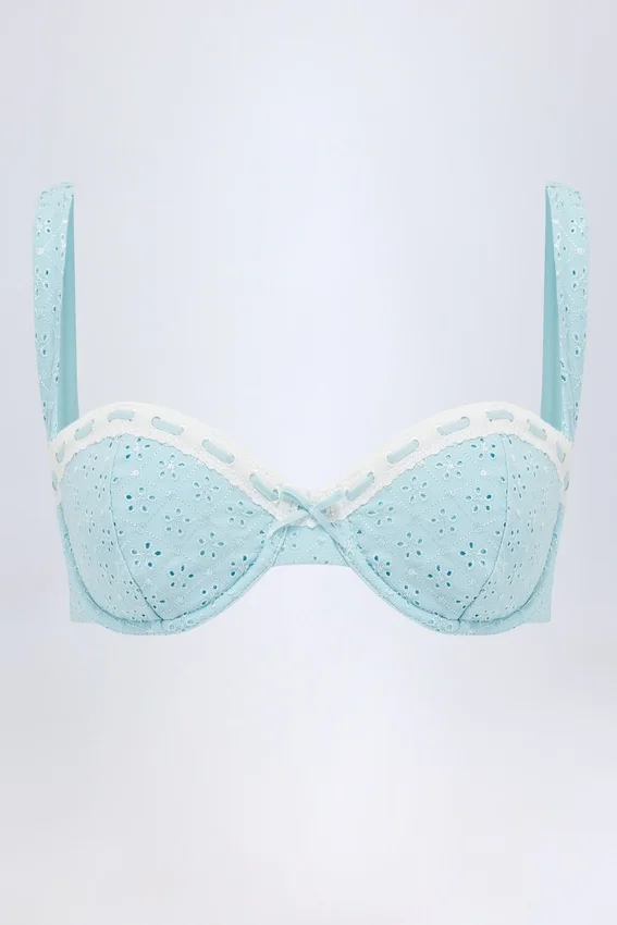 Ravello bikinitopp med bygel och balconette-modell i broderie anglaise i puderblått Ravello bikinitopp med bygel och balconette-modell i broderie anglaise i puderblått