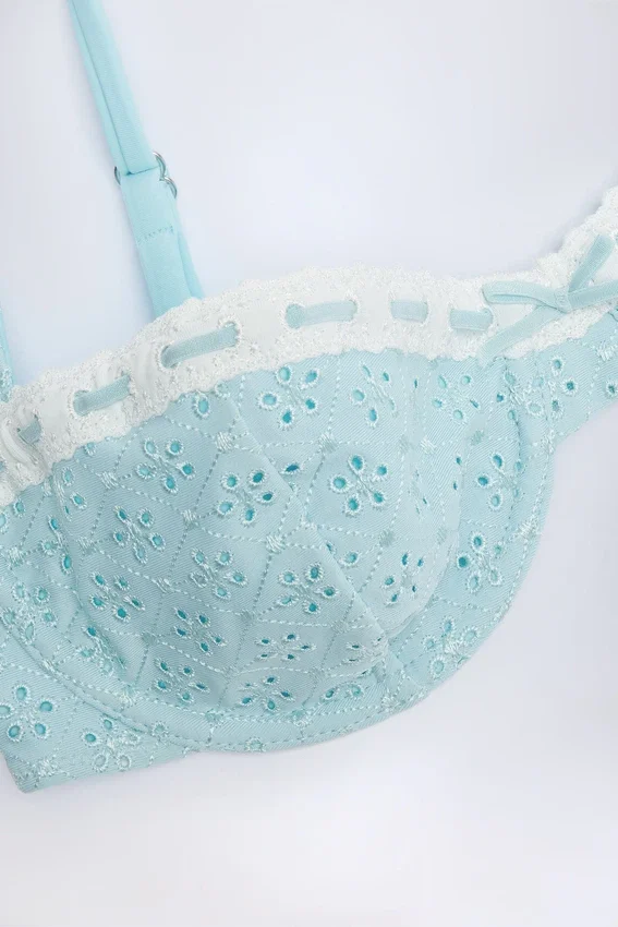 Ravello bikinitopp med bygel och balconette-modell i broderie anglaise i puderblått Ravello bikinitopp med bygel och balconette-modell i broderie anglaise i puderblått