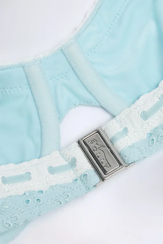 Ravello bikinitopp med bygel och balconette-modell i broderie anglaise i puderblått Ravello bikinitopp med bygel och balconette-modell i broderie anglaise i puderblått