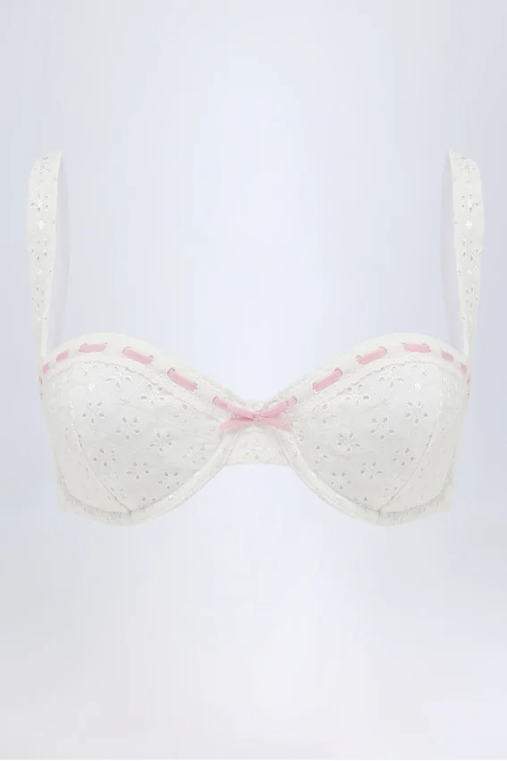 Ravello Broderie Anglaise balkett-bikinitopp med bygel i vitt Ravello Broderie Anglaise balkett-bikinitopp med bygel i vitt