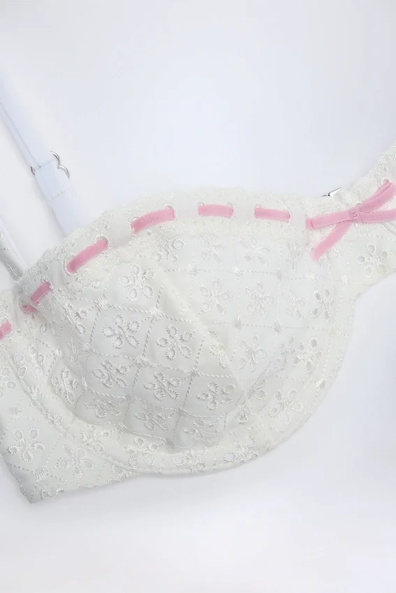 Ravello Broderie Anglaise balkett-bikinitopp med bygel i vitt Ravello Broderie Anglaise balkett-bikinitopp med bygel i vitt