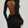 Regine Modal Ruched Backless Maxiklänning i svart Regine Modal Ruched Backless Maxiklänning i svart