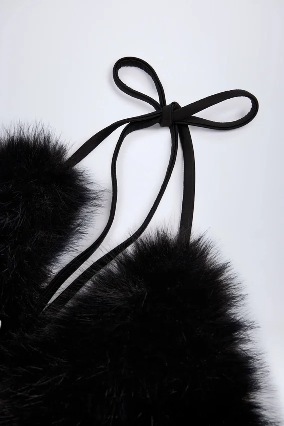 Riana bralette i triangulär form av fuskpäls i svart Riana bralette i triangulär form av fuskpäls i svart