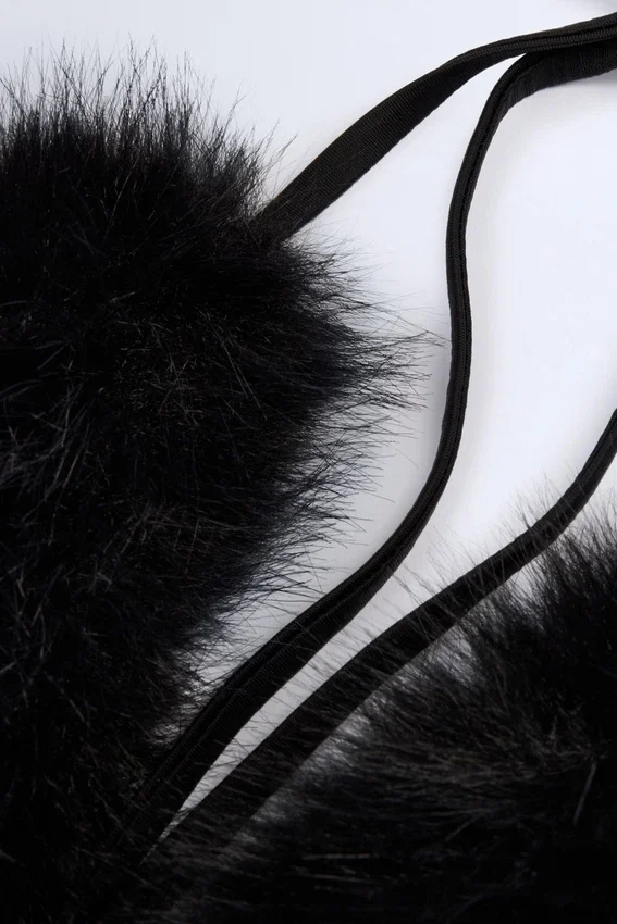 Riana bralette i triangulär form av fuskpäls i svart Riana bralette i triangulär form av fuskpäls i svart