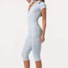 Ribbad jersey-capri-jumpsuit i blå rand Ribbad jersey-capri-jumpsuit i blå rand