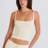 Ribbstickad linne med knytband i kräm Ribbstickad linne med knytband i kräm