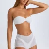 Rocas genomskinliga, rynkade minishorts i vitt Rocas genomskinliga, rynkade minishorts i vitt