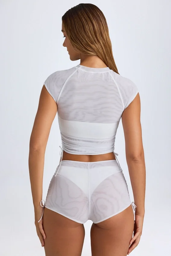 Rocas genomskinliga, rynkade minishorts i vitt Rocas genomskinliga, rynkade minishorts i vitt