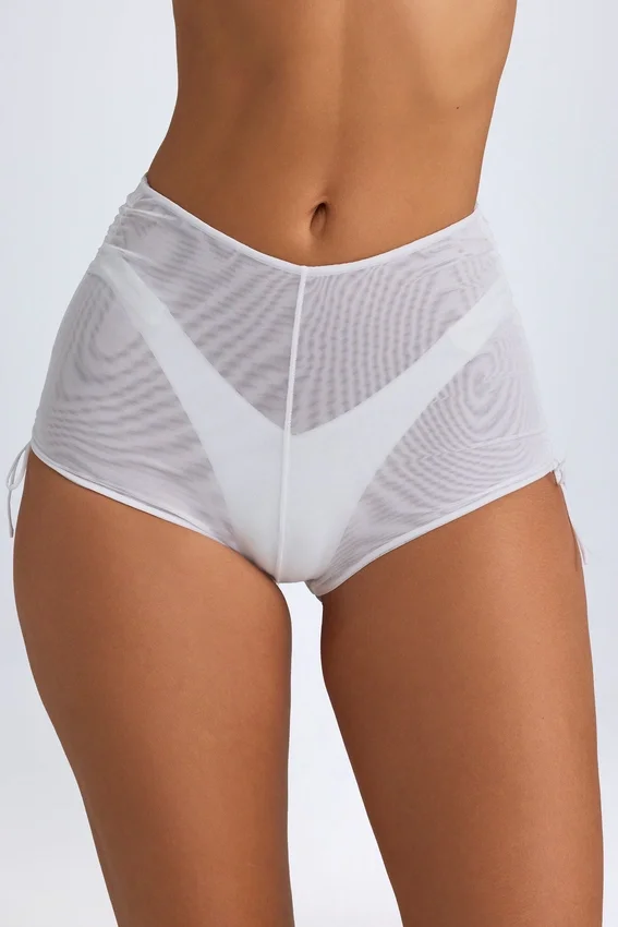 Rocas genomskinliga, rynkade minishorts i vitt Rocas genomskinliga, rynkade minishorts i vitt