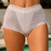 Rocas genomskinliga, rynkade minishorts i vitt Rocas genomskinliga, rynkade minishorts i vitt