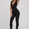 Romana jumpsuit med djup urringning och rynkad midja i svart Romana jumpsuit med djup urringning och rynkad midja i svart