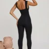 Romana jumpsuit med djup urringning och rynkad midja i svart Romana jumpsuit med djup urringning och rynkad midja i svart