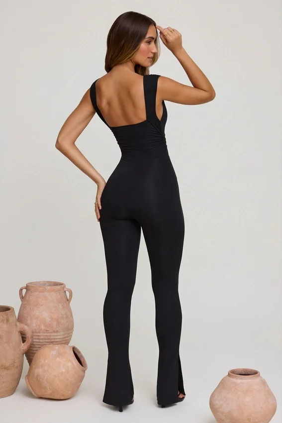 Romana jumpsuit med djup urringning och rynkad midja i svart Romana jumpsuit med djup urringning och rynkad midja i svart