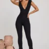 Romana jumpsuit med djup urringning och rynkad midja i svart Romana jumpsuit med djup urringning och rynkad midja i svart