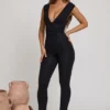 Romana jumpsuit med djup urringning och rynkad midja i svart Romana jumpsuit med djup urringning och rynkad midja i svart