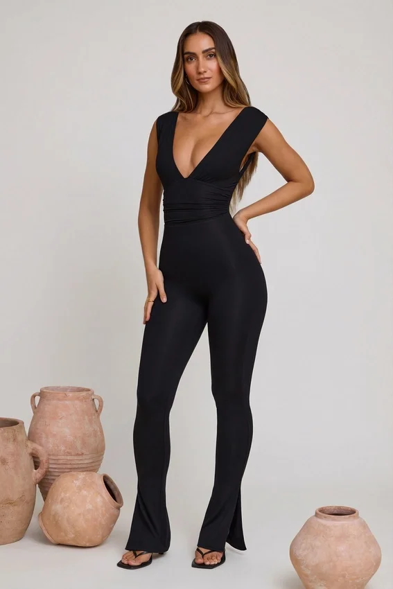 Romana jumpsuit med djup urringning och rynkad midja i svart Romana jumpsuit med djup urringning och rynkad midja i svart