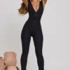 Romana jumpsuit med djup urringning och rynkad midja i svart Romana jumpsuit med djup urringning och rynkad midja i svart