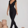 Romana jumpsuit med djup urringning och rynkad midja i svart Romana jumpsuit med djup urringning och rynkad midja i svart