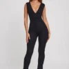 Romana jumpsuit med djup urringning och rynkad midja i svart Romana jumpsuit med djup urringning och rynkad midja i svart