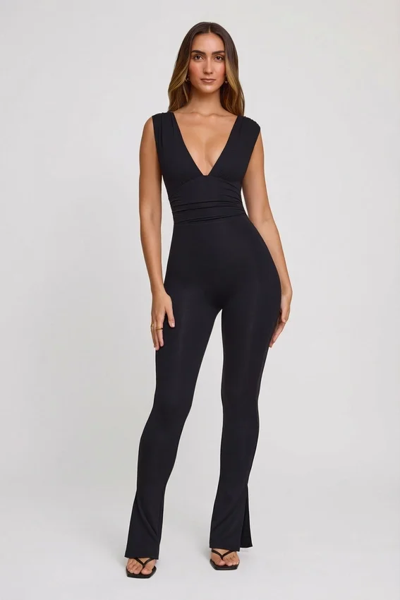 Romana jumpsuit med djup urringning och rynkad midja i svart Romana jumpsuit med djup urringning och rynkad midja i svart
