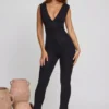 Romana jumpsuit med djup urringning och rynkad midja i svart Romana jumpsuit med djup urringning och rynkad midja i svart