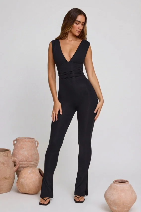 Romana jumpsuit med djup urringning och rynkad midja i svart Romana jumpsuit med djup urringning och rynkad midja i svart