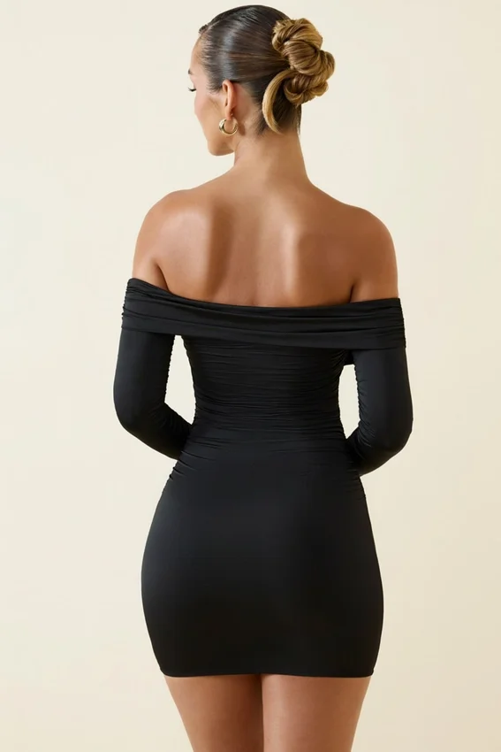 Rosanna Off-Shoulder Ruched Bodycon-miniklänning i svart Rosanna Off-Shoulder Ruched Bodycon-miniklänning i svart