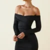 Rosanna Off-Shoulder Ruched Bodycon-miniklänning i svart Rosanna Off-Shoulder Ruched Bodycon-miniklänning i svart