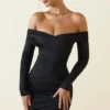 Rosanna Off-Shoulder Ruched Bodycon-miniklänning i svart Rosanna Off-Shoulder Ruched Bodycon-miniklänning i svart