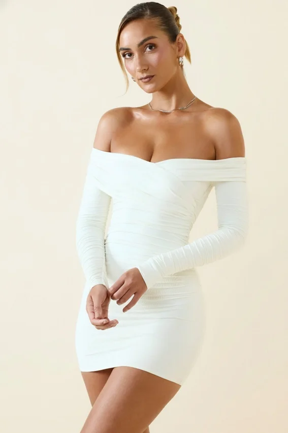 Rosanna Off-Shoulder Ruched Bodycon Miniklänning i Vanilla Rosanna Off-Shoulder Ruched Bodycon Miniklänning i Vanilla