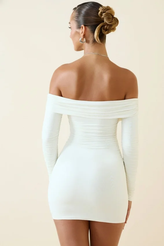 Rosanna Off-Shoulder Ruched Bodycon Miniklänning i Vanilla Rosanna Off-Shoulder Ruched Bodycon Miniklänning i Vanilla
