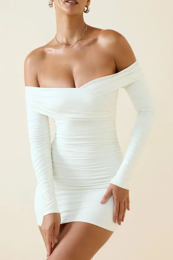 Rosanna Off-Shoulder Ruched Bodycon Miniklänning i Vanilla Rosanna Off-Shoulder Ruched Bodycon Miniklänning i Vanilla