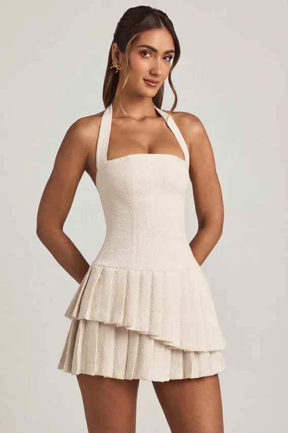 Rosaria asymmetrisk miniklänning med lager på lager och halterneck i ivory Rosaria asymmetrisk miniklänning med lager på lager och halterneck i ivory